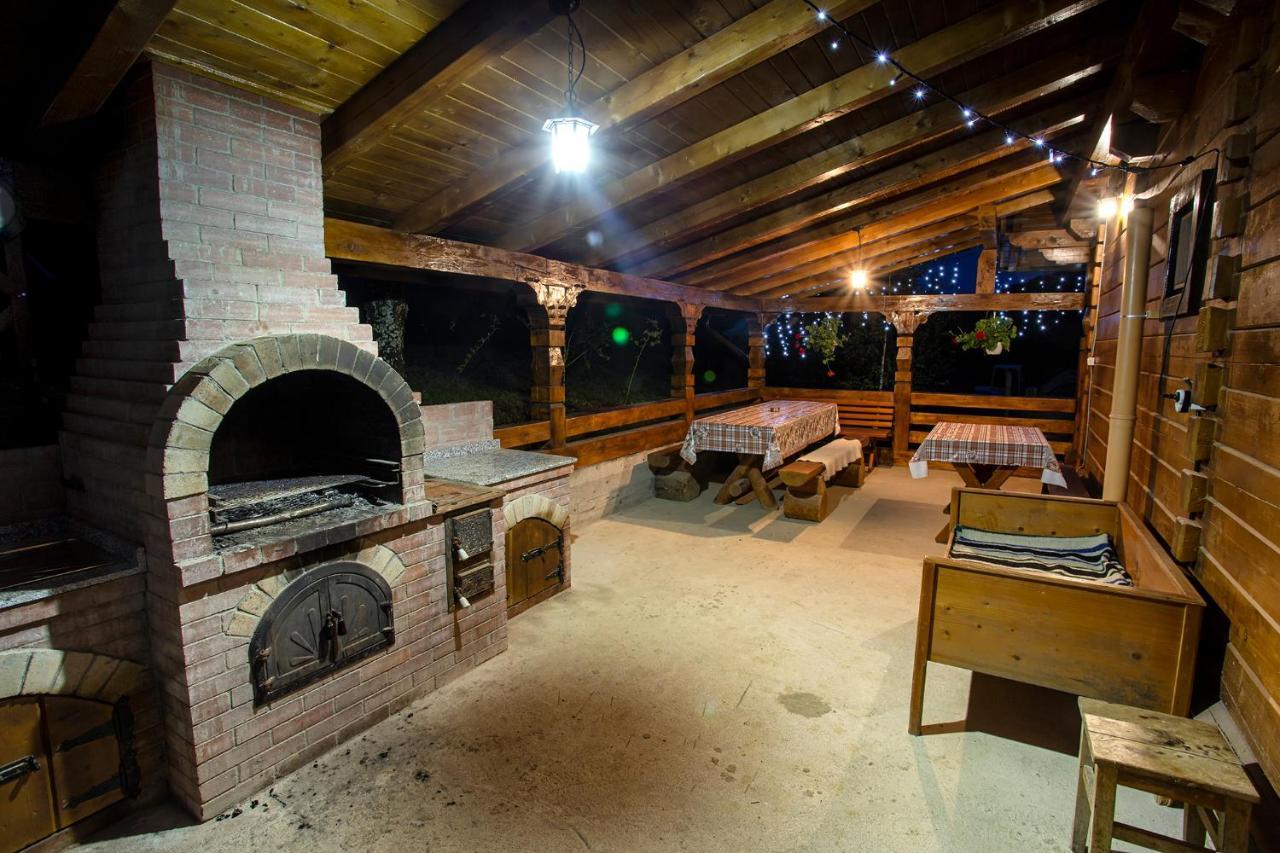 Tulean Cabin Săcel Esterno foto