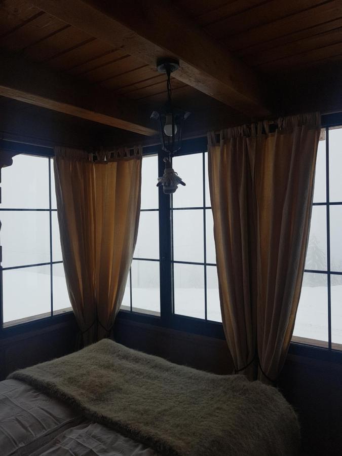 Tulean Cabin Săcel Esterno foto